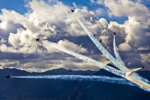 五架战斗机与空中烟雾 · 免费素材图片
