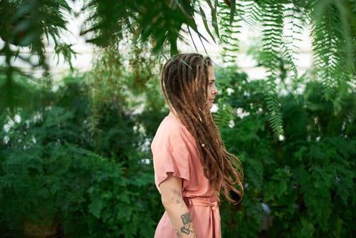 桃色连衣裙的植物的女人 · 免费素材图片