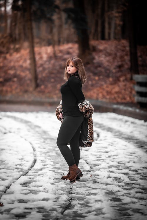 有关冬季, 垂直拍摄, 女人的免费素材图片