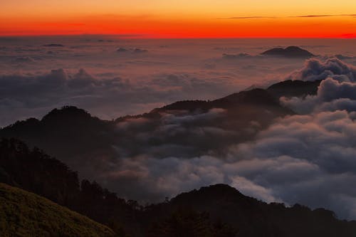 高空拍摄的山脉在黄金时段被云层包围 · 免费素材图片