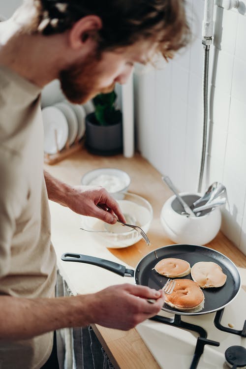 男人做饭拿着叉子的早餐 · 免费素材图片