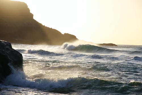 白天在山坡旁边的海浪 · 免费素材图片