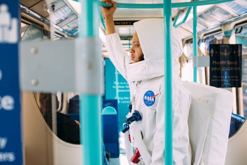 在一列火车内的服装的人 · 免费素材图片