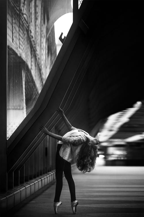 女人在灰度照片人行道上做芭蕾舞蹈 · 免费素材图片