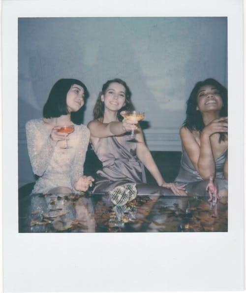 三名妇女喝的即时照片 · 免费素材图片