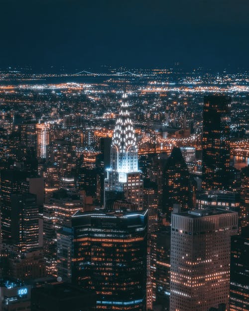 夜间城市建筑的航拍照片 · 免费素材图片