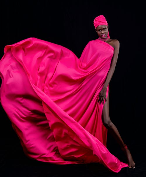 红色礼服站立的妇女 · 免费素材图片