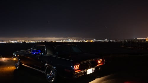黑轿跑车在晚上 · 免费素材图片