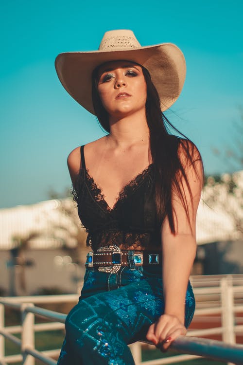 黑色意大利面条皮带顶部和蓝色牛仔牛仔裤的女人 · 免费素材图片