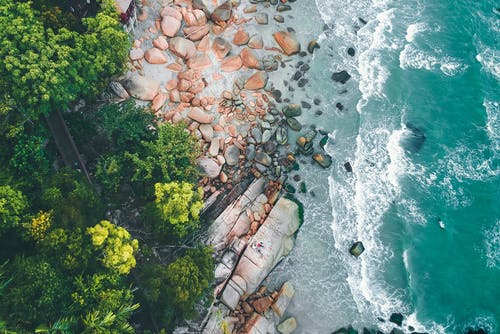 岩石海岸的顶视图照片 · 免费素材图片