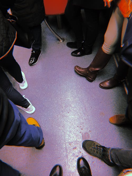 站在彼此附近的人的照片 · 免费素材图片