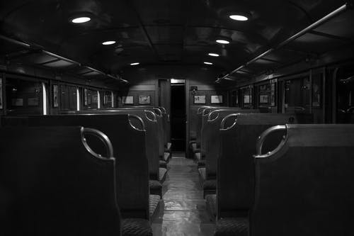 火车车厢的灰度摄影 · 免费素材图片