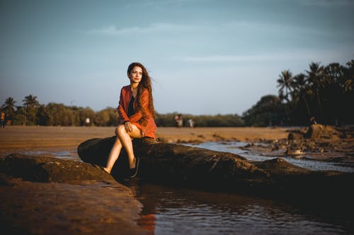 女人穿着橙色长袖连衣裙的浅焦点照片 · 免费素材图片