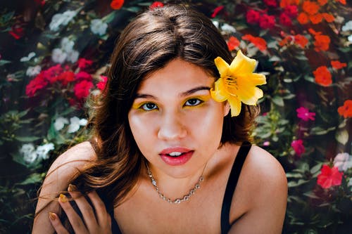 妇女的选择聚焦摄影有花的在耳朵 · 免费素材图片
