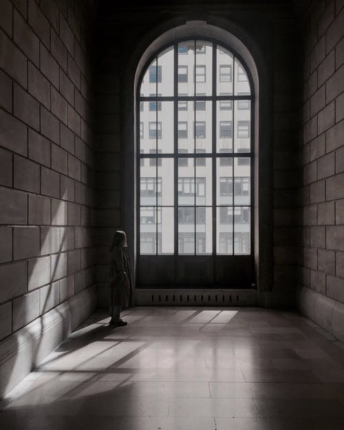 站在墙旁边的人 · 免费素材图片