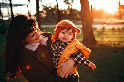 儿子在公园的幸福女人 · 免费素材图片