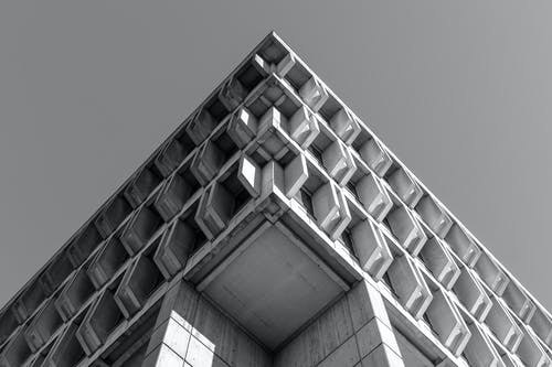 混凝土建筑的灰度摄影 · 免费素材图片