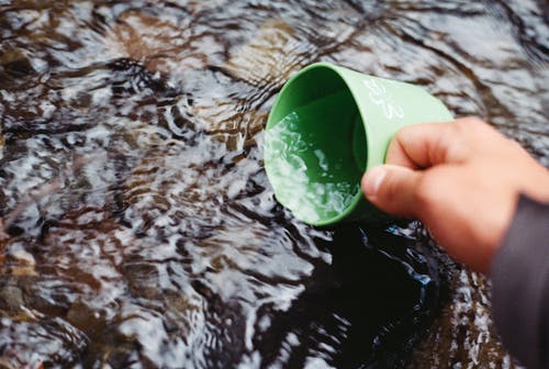 人用绿杯sc水 · 免费素材图片