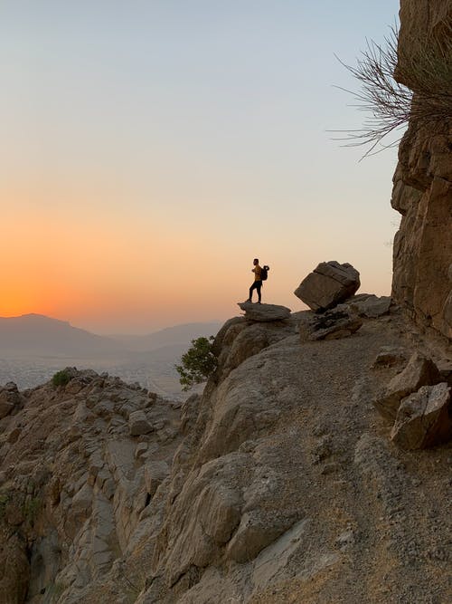 站在岩石上的人 · 免费素材图片