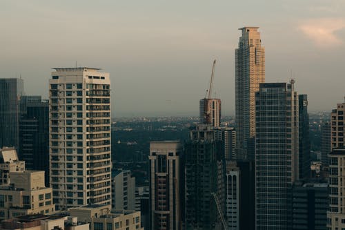 白天在城市的摩天大楼的鸟瞰图 · 免费素材图片