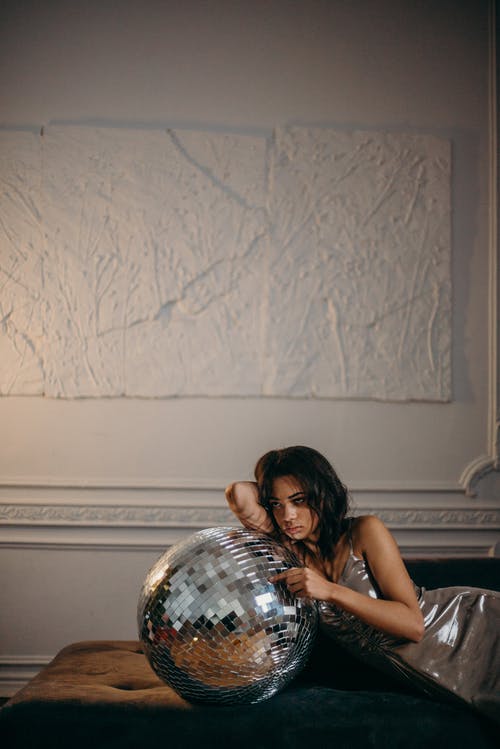 穿灰色衣服的女人 · 免费素材图片