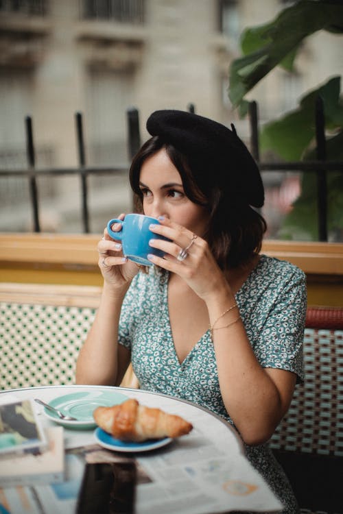 有关一杯咖啡, 咖啡, 咖啡色头发的女人的免费素材图片