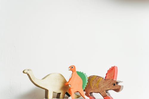 在白色背景的木制恐龙 · 免费素材图片