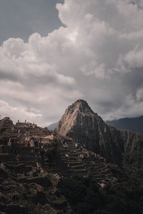 白云下的布朗洛矶山脉 · 免费素材图片