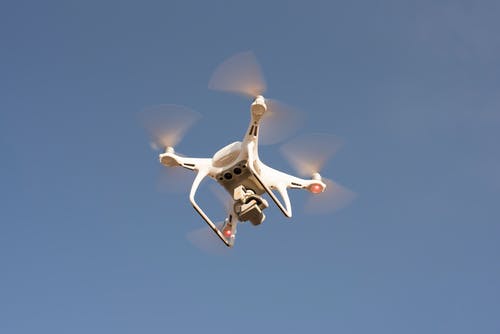 低角度拍摄的无人机在天空飞翔 · 免费素材图片