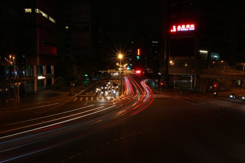 道路和建筑物的延时摄影 · 免费素材图片