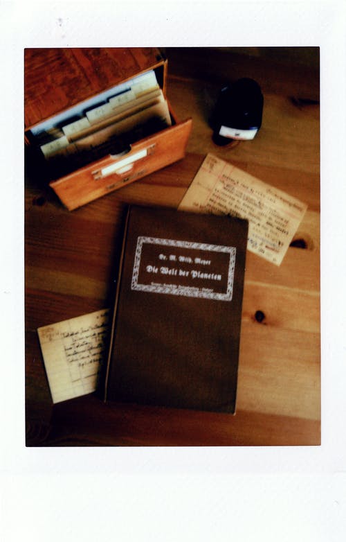 棕色木制的桌子上的棕色策划师 · 免费素材图片