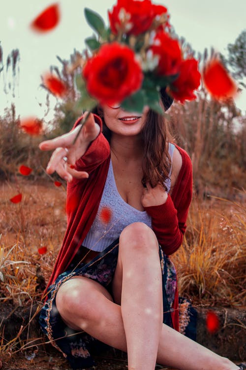 女人穿着红色开衫的照片 · 免费素材图片