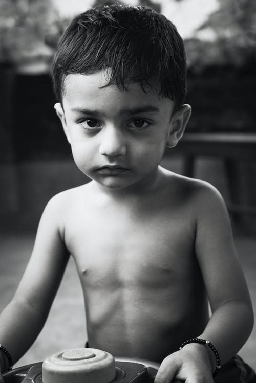 一个男孩的灰度摄影 · 免费素材图片