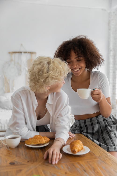 快乐的多样的女朋友喝咖啡休息时间 · 免费素材图片