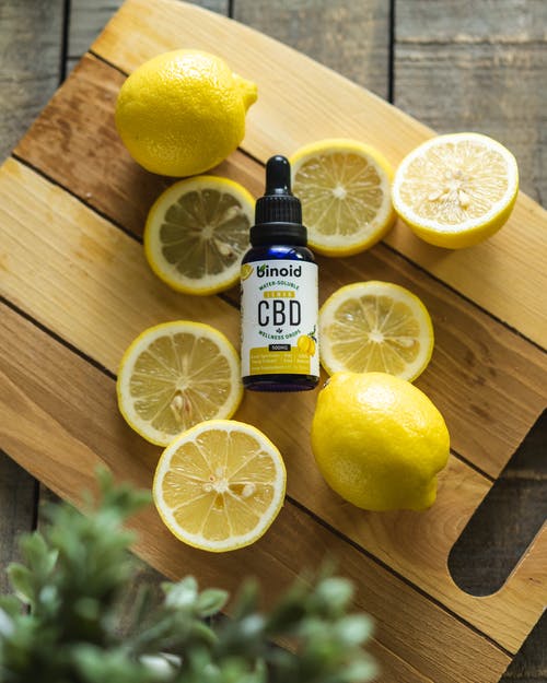 Cbd黑瓶旁边的柠檬水果 · 免费素材图片