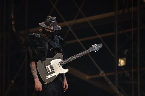 黑色的衬衫，黑色的电视广播员吉他的人 · 免费素材图片