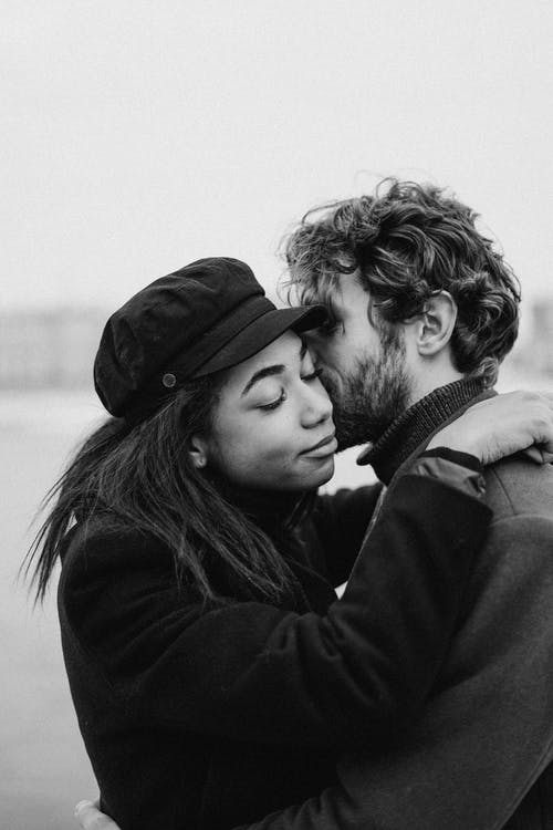 男人亲吻女人的单色照片 · 免费素材图片