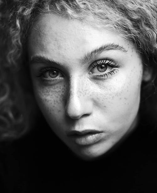 女人的脸的灰度照片 · 免费素材图片