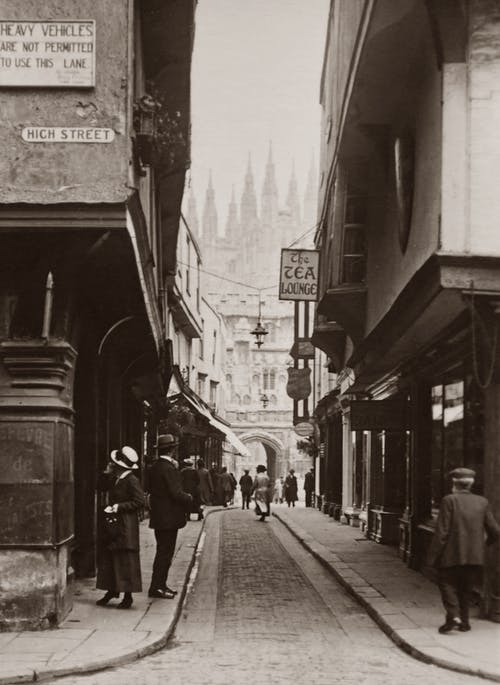 一条狭窄的街道与人的旧照片 · 免费素材图片