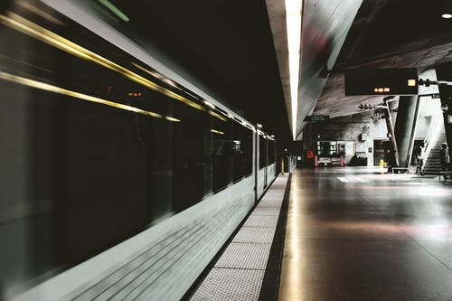 站内白色和黑色地铁列车 · 免费素材图片