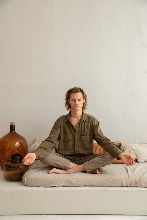 盘腿在家练习瑜伽的正念男人 · 免费素材图片