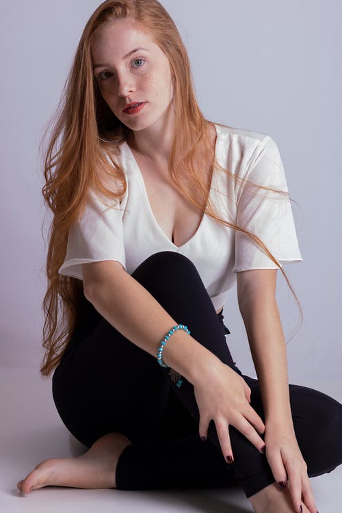 白衬衫和黑裤子的女人 · 免费素材图片