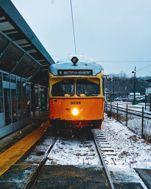 火车在铁路轨道的照片 · 免费素材图片