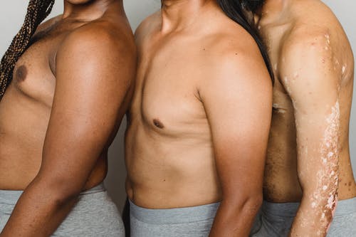 多种族的双性恋男人在工作室里赤裸的躯干 · 免费素材图片