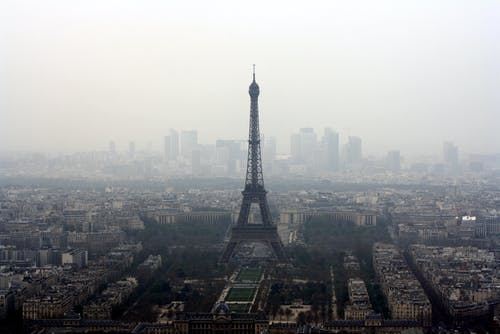 雾天气中的埃菲尔铁塔景观 · 免费素材图片