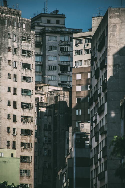 蓝蓝的天空下的高层混凝土建筑 · 免费素材图片