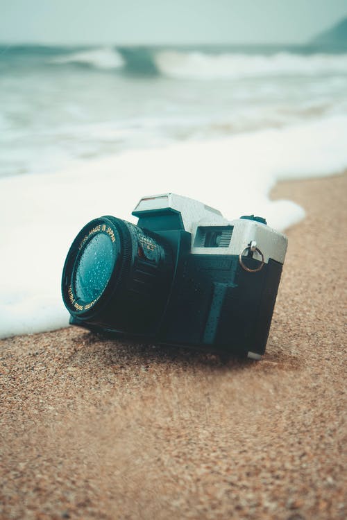 岸上的黑色相机 · 免费素材图片