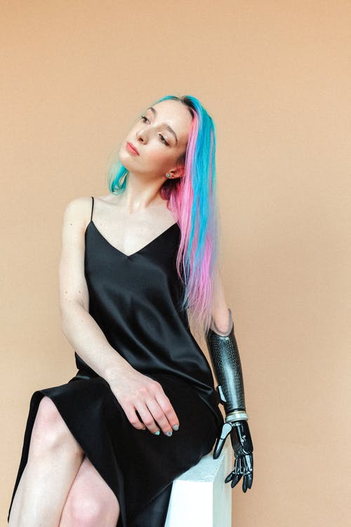 女人穿着黑色连衣裙 · 免费素材图片