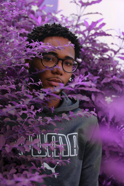 站在紫色布什里面的人 · 免费素材图片