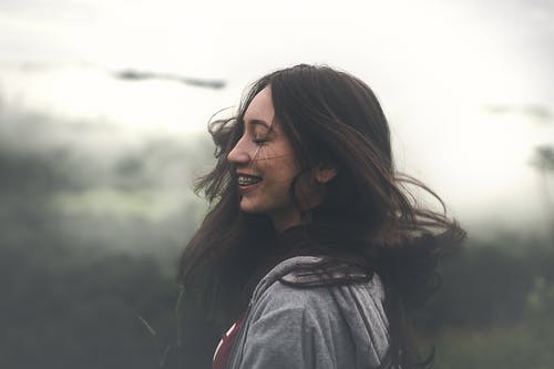 女人穿灰色连帽衫的浅焦点照片 · 免费素材图片